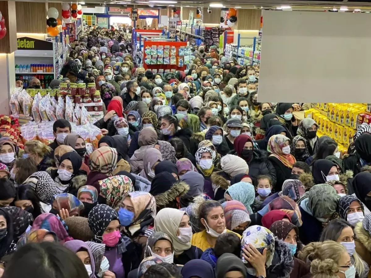 Malatya'da mağaza açılışında indirim izdihama neden oldu