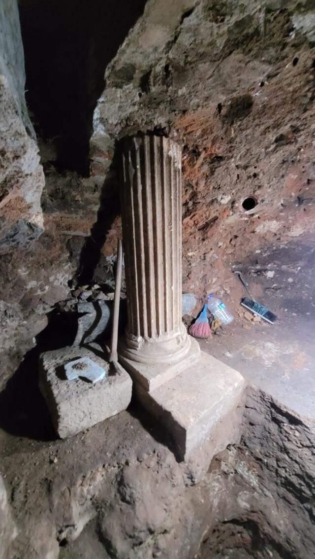 Türk defineciler son kazmayı vurduktan sonra çığlık çığlığa sevindi! Yer altındaki oda hemen korumaya alındı