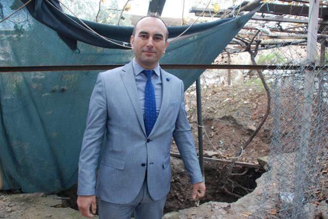 Türk defineciler son kazmayı vurduktan sonra çığlık çığlığa sevindi! Yer altındaki oda hemen korumaya alındı