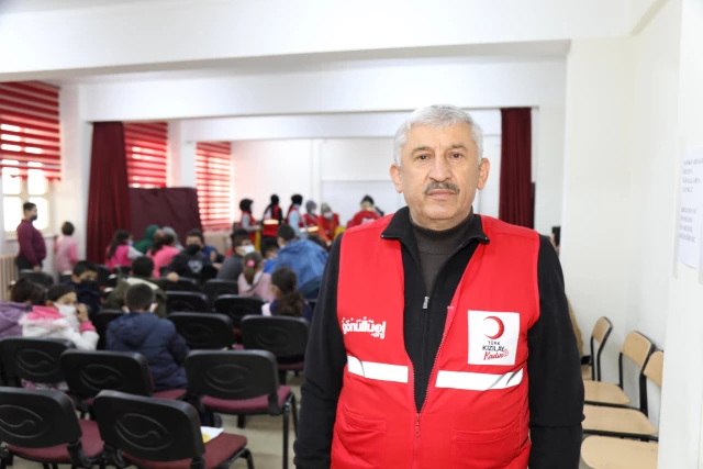 Türk Kızılay Çubuk'ta ihtiyaç sahibi ailelerin çocuklarını sevindirdi