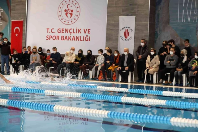 Ümraniye'de genç yüzücülerin şampiyonluk mücadelesi nefes kesti