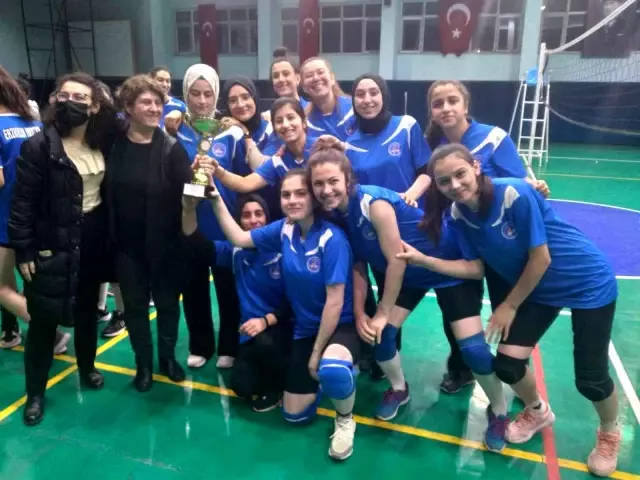 Voleybol turnuvasında renkli görüntüler ortaya çıktı