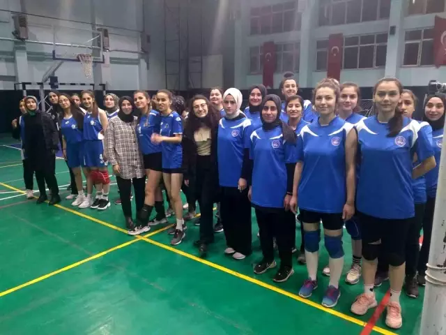 Voleybol turnuvasında renkli görüntüler ortaya çıktı