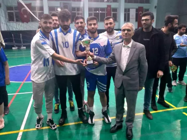 Voleybol turnuvasında renkli görüntüler ortaya çıktı