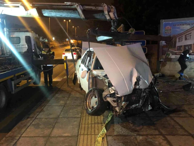 Ankara'da sürücünün direksiyon hakimiyetini kaybettiği otomobil duvara çarptı: 1 ölü