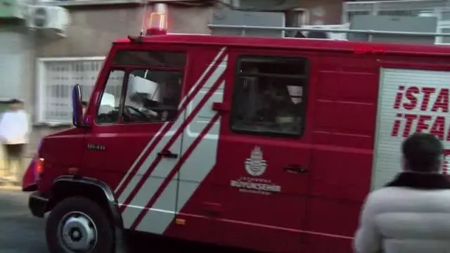 Son dakika... BEYOĞLU'NDAKİ YANGINDA MAHSUR KALAN BEBEK İLE ENGELLİ KADINI İTFAİYE KURTARDI