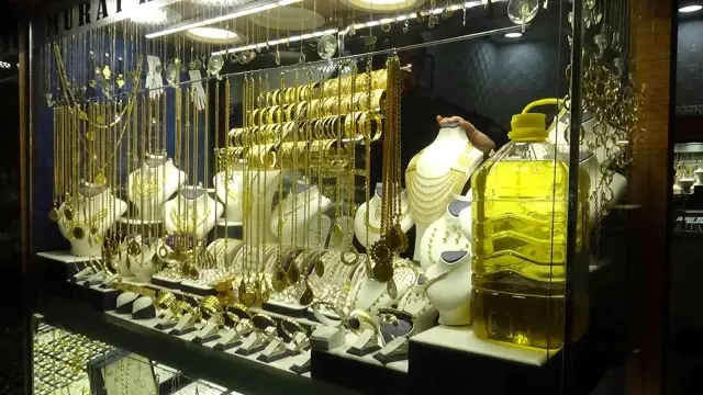 Diyarbakırlı kuyumcu stokçulara tepki göstererek yağ ile altını aynı vitrine koydu Diyarbakırlı kuyumcu stokçulara tepki göstererek yağ ile altını aynı vitrine koydu