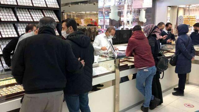 Dolarla birlikte altın fiyatları da çakıldı, vatandaşlar bu sabah soluğu kuyumcularda aldı Dolarla birlikte altın fiyatları da çakıldı, vatandaşlar bu sabah soluğu kuyumcularda aldı