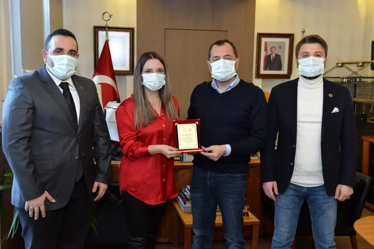 Dr. Miray Özden'e Süleymanpaşa Belediye Başkanı Cüneyt YÜKSEL tarafından teşekkür plaketi verildi. Yeni