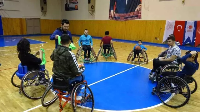 Engelleri basketbol oynayarak aşıyorlar