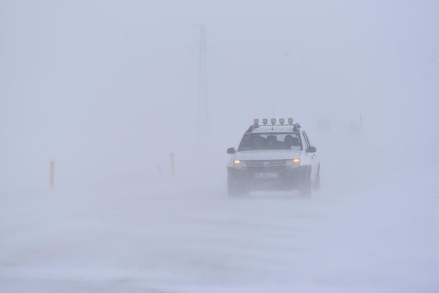 Kara yollarında kar ve tipi ulaşımı aksatıyor