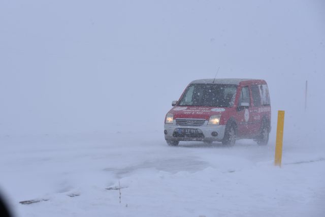 Kara yollarında kar ve tipi ulaşımı aksatıyor