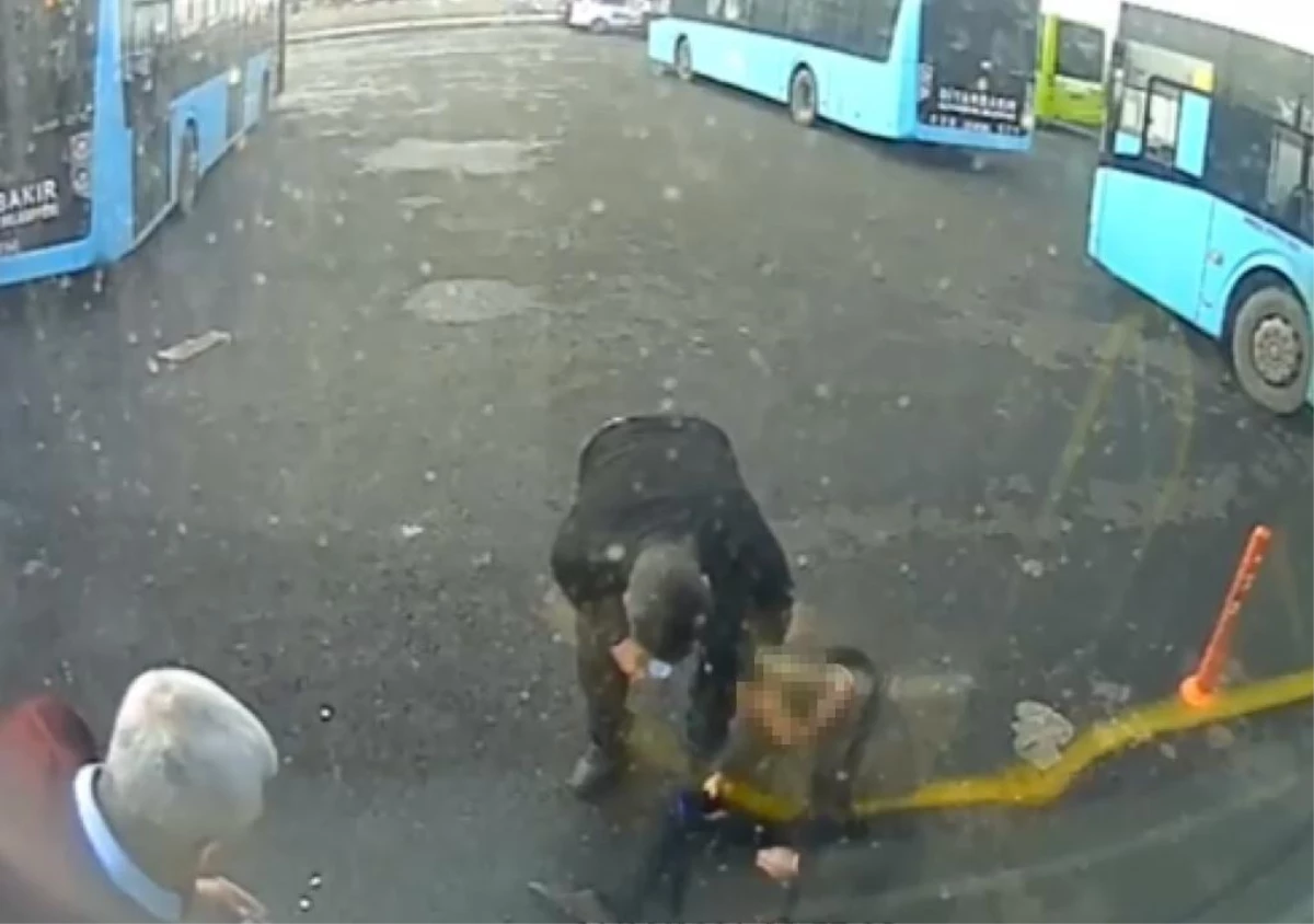 Halk otobüsü şoförüyle tartışan şahıs, taksiyle durağa giderek şoförü bıçakladı