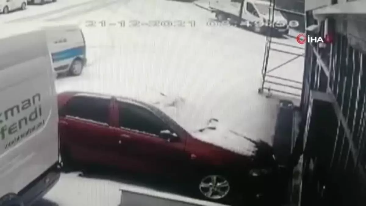 Karda kayan otomobil iş yerinin duvarına böyle çarptı