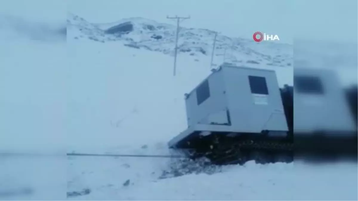 Karda mahsur kalan arıza ekibi kurtarıldı