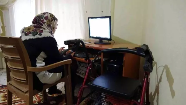 Kendi imkanıyla okuma yazma öğrenen engelli kadın 2. şiir kitabını hazırlıyor