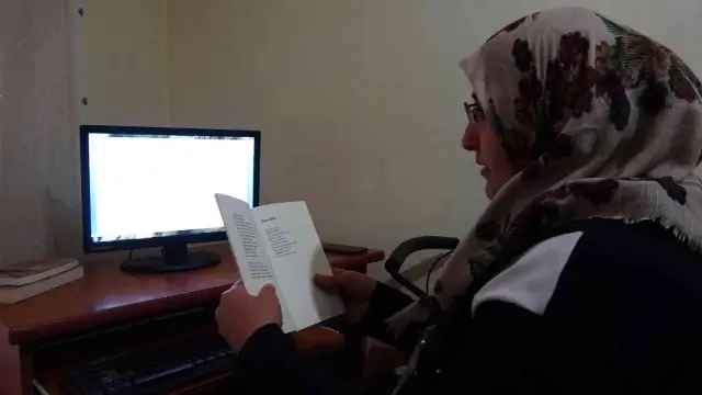 Kendi imkanıyla okuma yazma öğrenen engelli kadın 2. şiir kitabını hazırlıyor