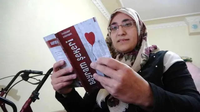 Kendi imkanıyla okuma yazma öğrenen engelli kadın 2. şiir kitabını hazırlıyor