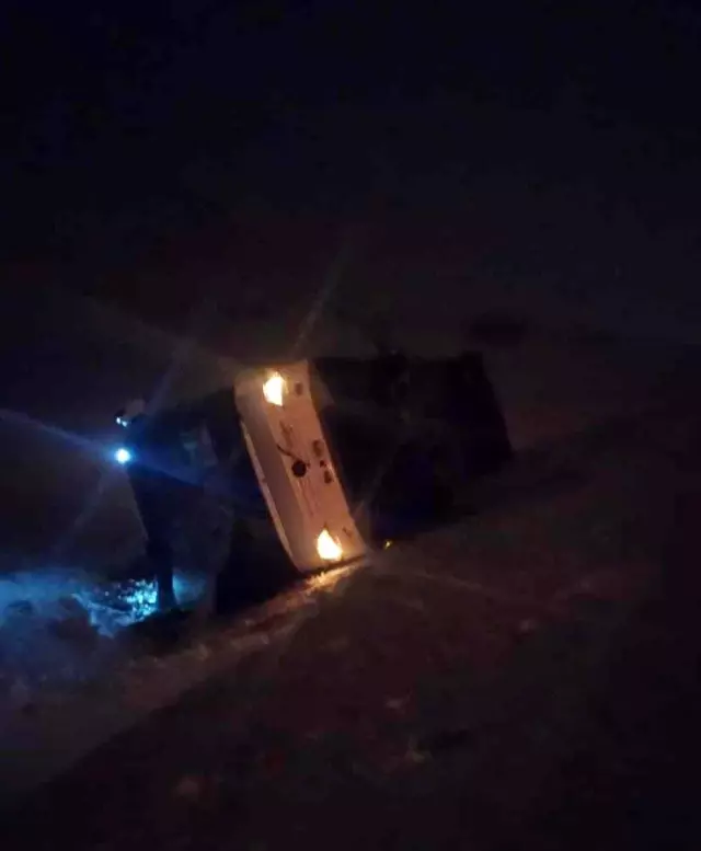 Tatvan'da tipi ve fırtına nedeniyle iki otobüs devrildi: 35 yaralı