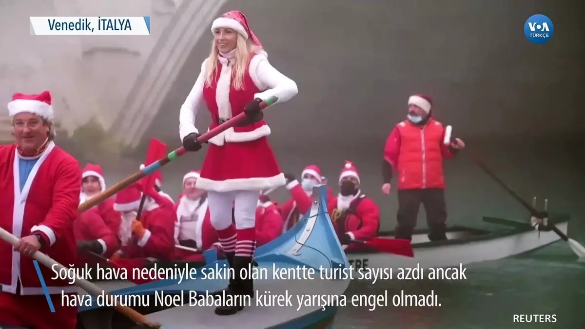 Venedik'te Noel Babalar Kızaklarını Gondollarla Değiştirdi