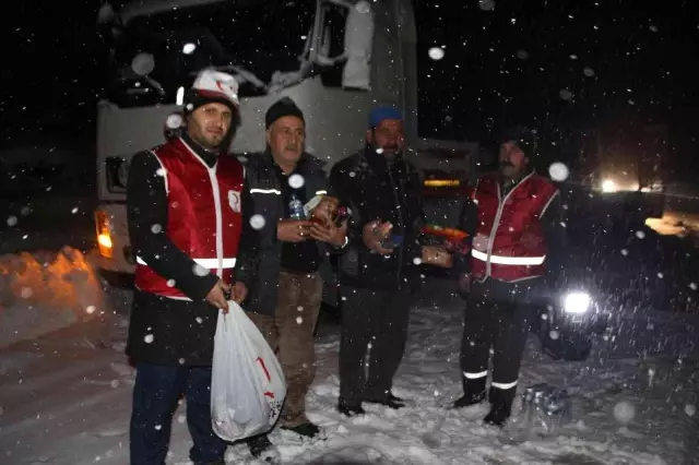 Son dakika haberi... Yolda mahsur kalan sürücülere jandarma sahip çıktı