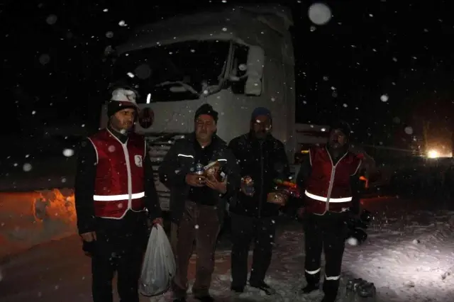 Son dakika haberi... Yolda mahsur kalan sürücülere jandarma sahip çıktı