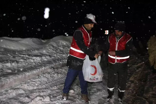 Son dakika haberi... Yolda mahsur kalan sürücülere jandarma sahip çıktı