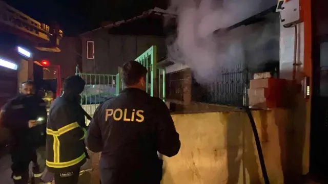 600 yıllık türbenin bitişiğindeki evde korkutan yangın