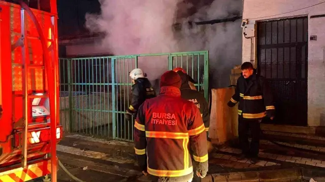 600 yıllık türbenin bitişiğindeki evde korkutan yangın