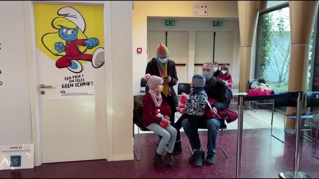 Son dakika haberleri! Bekçika'da 5-11 yaş grubu çocuklara ilk Kovid-19 aşıları yapılıyor