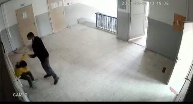 Matematik öğretmeni, öğrencisini yumruklayıp boğazını sıktı! Dehşet anları kamerada