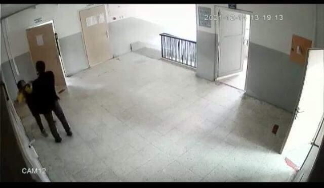 Matematik öğretmeni, öğrencisini yumruklayıp boğazını sıktı! Dehşet anları kamerada