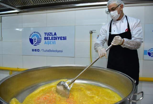 Takdir toplayan hareket! Her gün bin 500 kişilik yemeği ihtiyaç sahipleriyle buluşturuyorlar