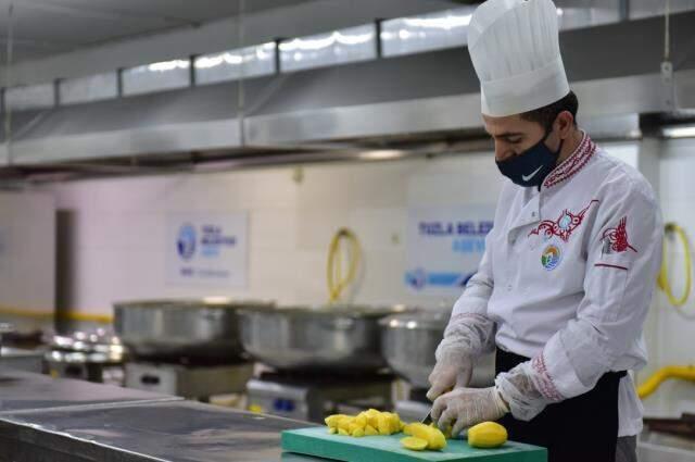 Takdir toplayan hareket! Her gün bin 500 kişilik yemeği ihtiyaç sahipleriyle buluşturuyorlar