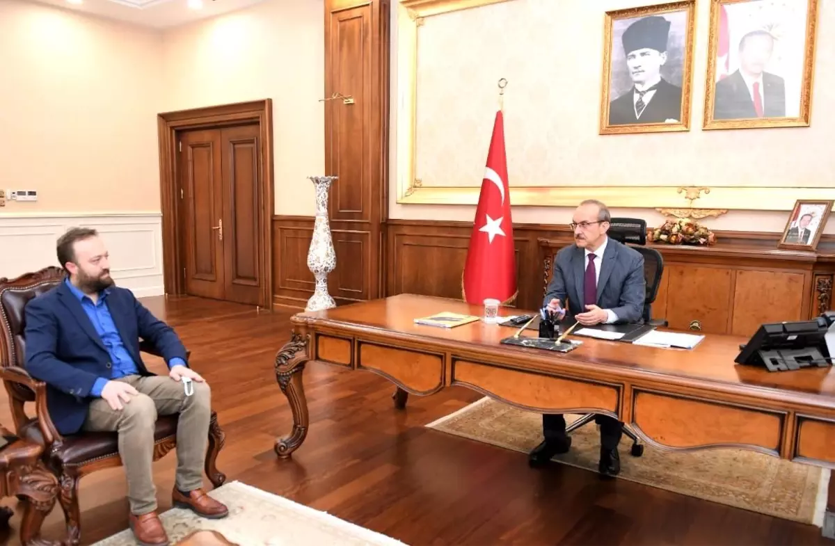 Vali Yavuz, 'Yılın Fotoğrafları' Oylamasına Katıldı
