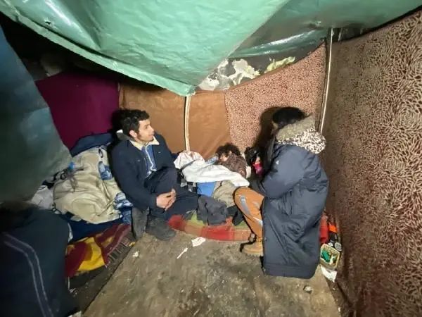 Yürek burkan görüntü! Eşi ve 3 yaşındaki kızıyla mağara gibi depoda yaşıyor Yürek burkan görüntü! Eşi ve 3 yaşındaki kızıyla mağara gibi depoda yaşıyor