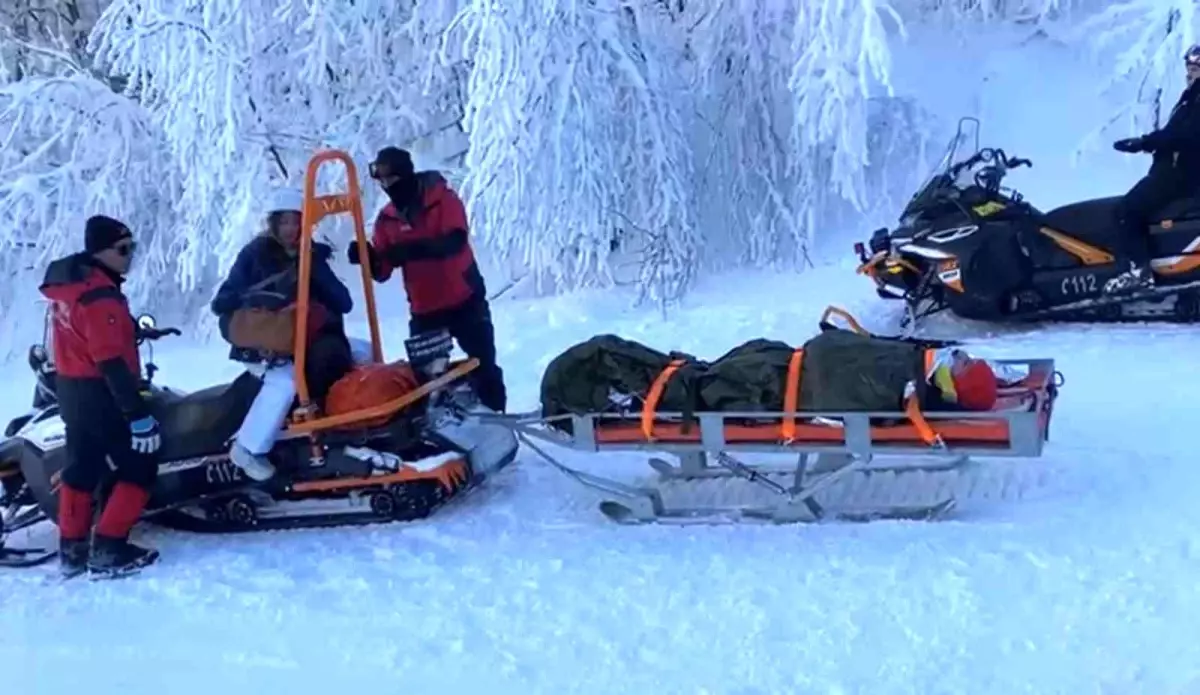 Kayak yaparken düşen vatandaş paletli kızak ile kurtarıldı