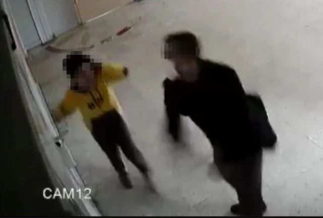 Son dakika haberleri! Öğretmenin öğrencisini tekme tokat dövdüğü anlar kamerasında