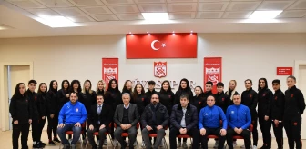 SPOR Sivasspor Kadın Futbol Takımı 25 futbolcuyla sözleşme imzaladı
