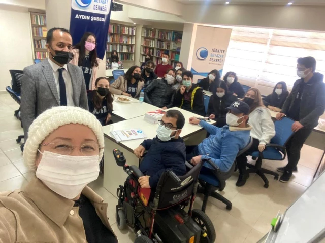 Engelli bireyleri, gönüllü öğrenciler sınava hazırlayacak