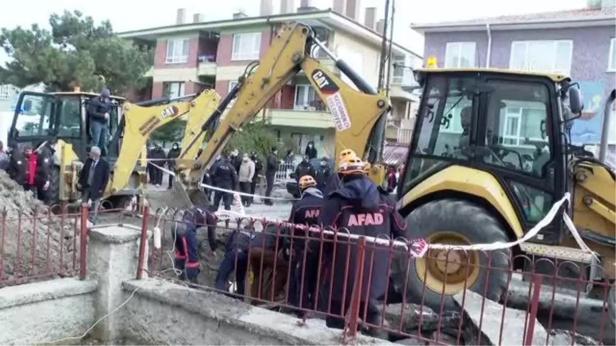 Keçiören'de kanalizasyon çalışması sırasında yol çöktü