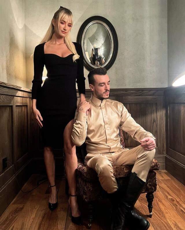 'Kimse aşkımızı sorgulamasın' diyen Cem Adrian, kucağında Didem Soydan'la poz verdi