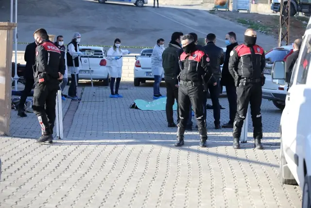 Bebeklerini aşıya götüren çift kavgaya tutuştu! Karısını öldüren adam aynı silahla intihar etti