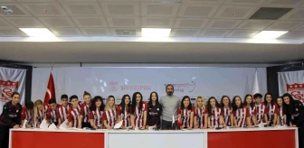 Sivasspor Kadın Futbol Takımı'nda 25 imza birden