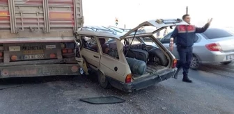 Tıra çarpan otomobildeki 4 kişi yaralandı
