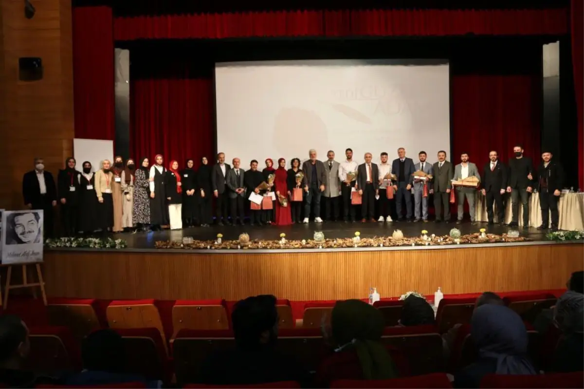 Üniversitemizde Ödüllü Şiir Okuma Yarışması Final Coşkusu Yaşandı