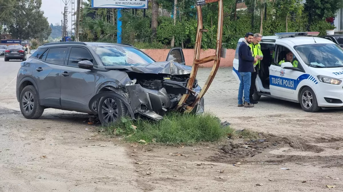 Adana'da kontrolden çıkan cip elektrik direğine çarptı