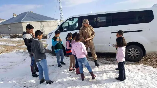 Jandarma minik yüreklere dokundu