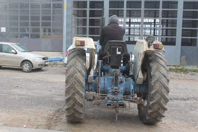 Motor ustası düz traktörleri 4x4 haline getiriyor! İşlem sonrasında traktörün değeri 100 bin lira artıyor Motor ustası düz traktörleri 4x4 haline getiriyor! İşlem sonrasında traktörün değeri 100 bin lira artıyor