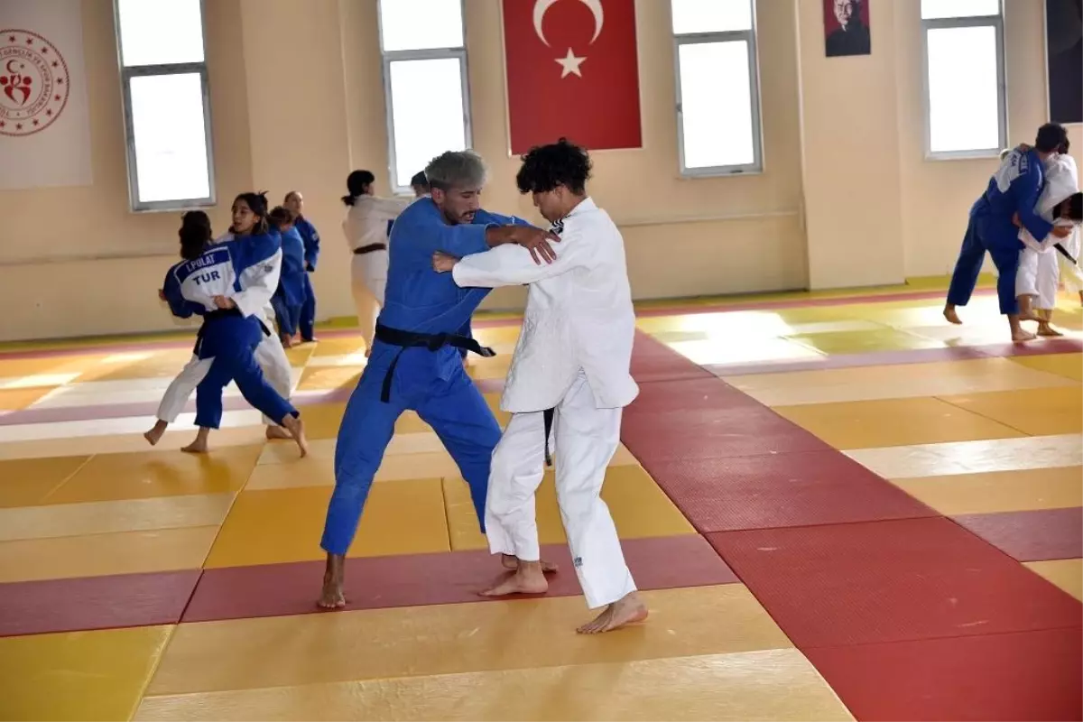 Sporcularımıza Malzeme Desteği Sürüyor
